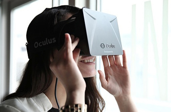 femme debout avec oculus dk2